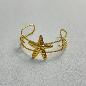 Anello Dorato con Pietra Centrale